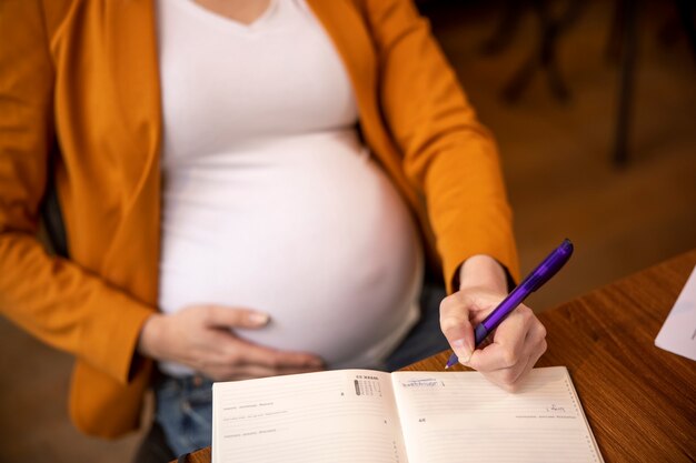 Mulher jovem e grávida no trabalho