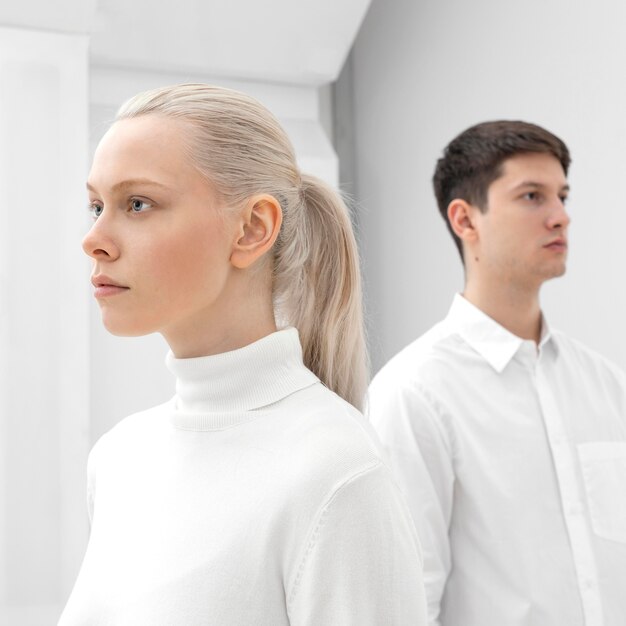 Mulher jovem e homem vestindo roupas brancas