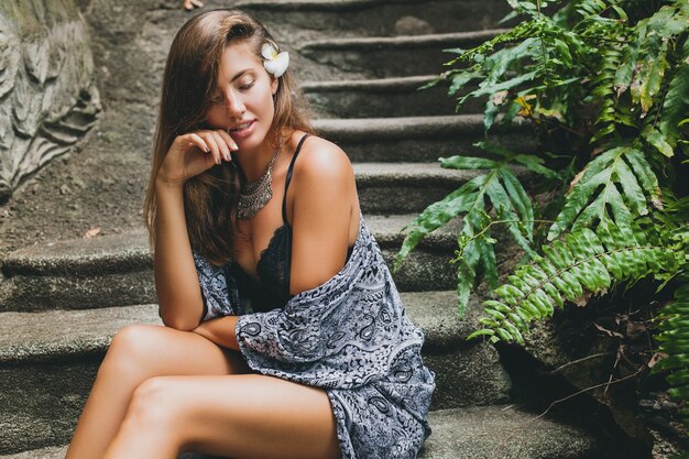 Mulher jovem e magra em uma vila tropical em Bali, vestindo lingerie sexy, sensual, bonita, sedutora, pele bronzeada, roupas da moda, estilo boho étnico, camisola, capa, beleza natural