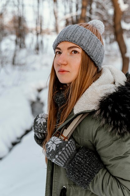 Mulher jovem em dia de inverno