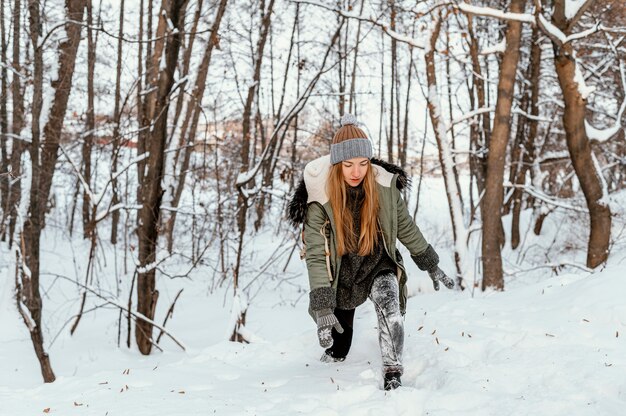 Mulher jovem em dia de inverno