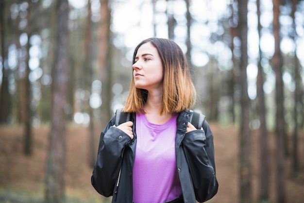 Foto grátis mulher jovem, em, floresta, olhando