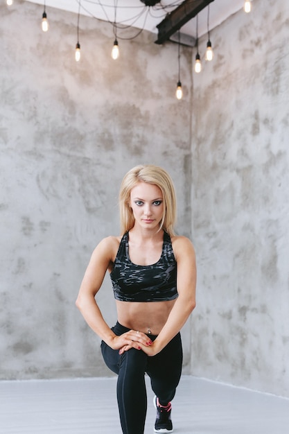 Mulher jovem em forma em treinamento de roupas esportivas