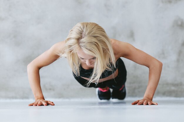 Mulher jovem em forma em treinamento de roupas esportivas