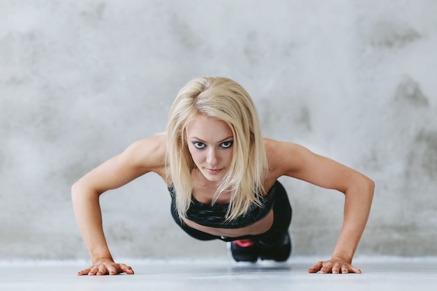 Mulher jovem em forma em treinamento de roupas esportivas