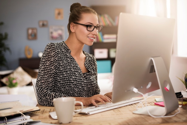 Foto grátis mulher jovem em frente ao computador