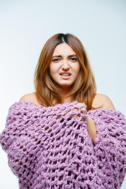 Foto grátis mulher jovem em malhas a tremer de frio