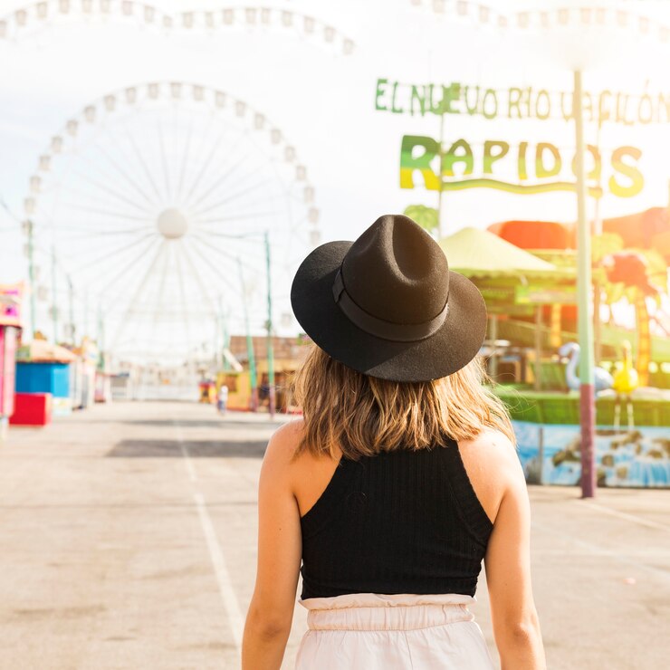 Foto grátis mulher jovem, em, parque divertimento