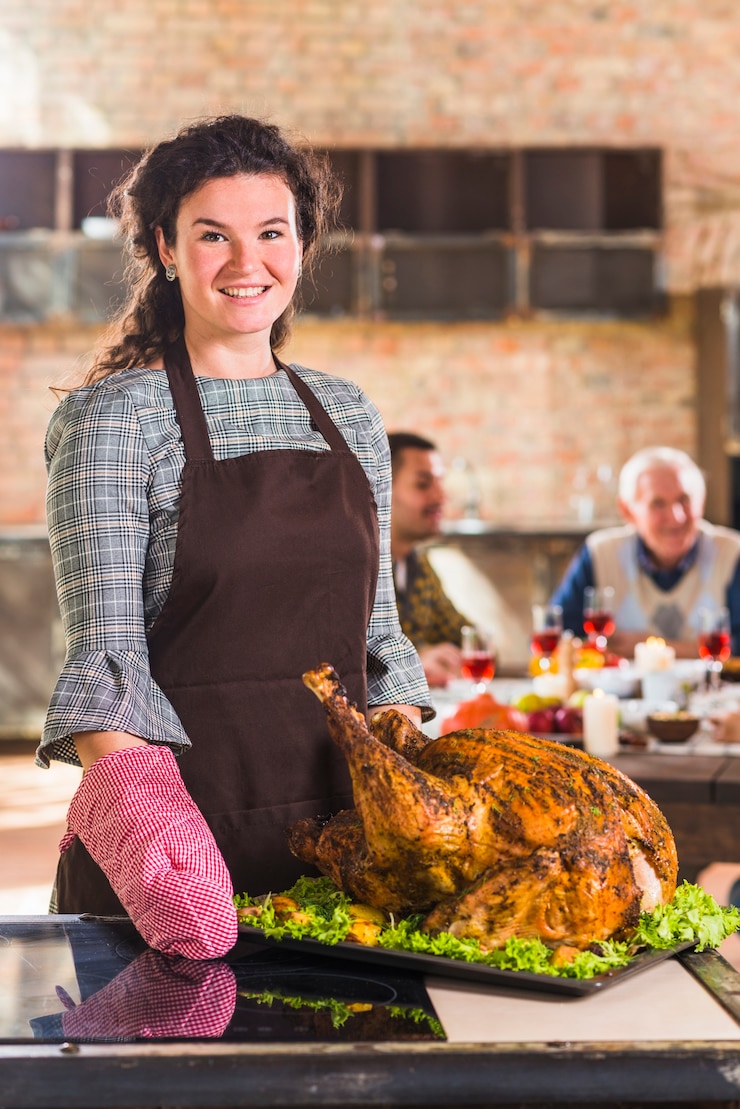 Foto grátis mulher jovem, em, pinafore, prato segurando, com, assado, presunto