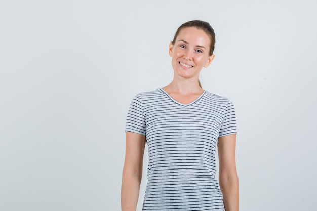 Foto grátis mulher jovem em t-shirt olhando alegre, vista frontal.