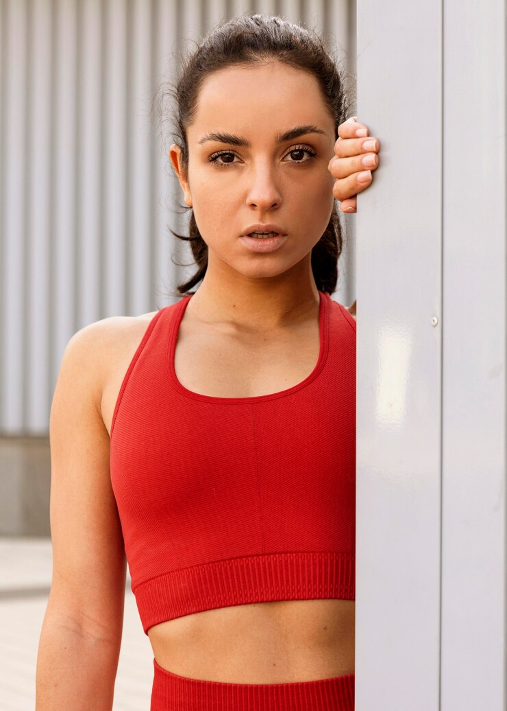 Foto grátis mulher jovem em traje esportivo posando