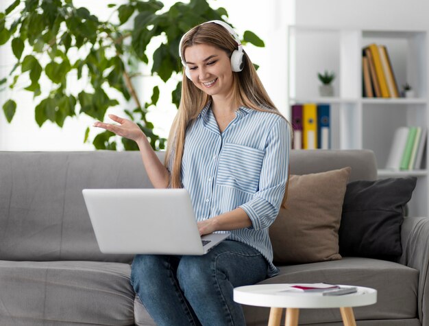 Mulher jovem ensinando crianças na aula de inglês online