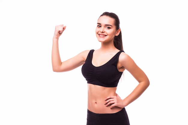 Mulher jovem esportiva com corpo perfeito mostrando bíceps, estúdio de garota fitness tiro sobre fundo branco
