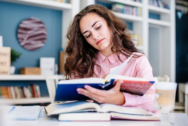 Mulher jovem, estudar, em, biblioteca