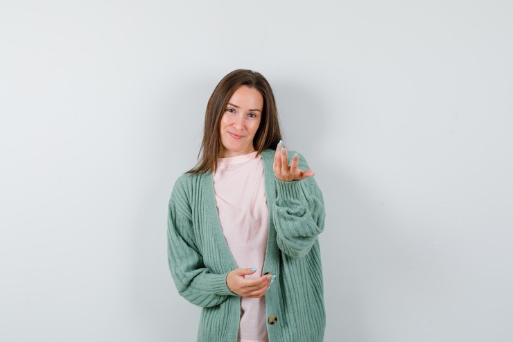 Foto grátis mulher jovem expressiva posando no estúdio