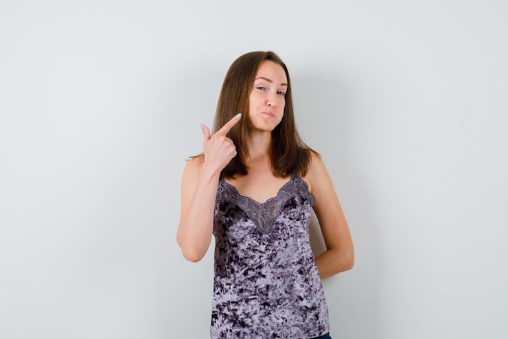 Foto grátis mulher jovem expressiva posando no estúdio