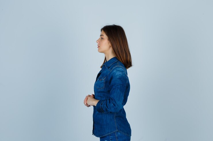 Foto grátis mulher jovem expressiva posando no estúdio
