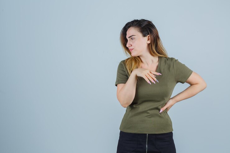 Foto grátis mulher jovem expressiva posando no estúdio