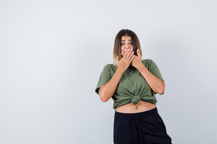 Foto grátis mulher jovem expressiva posando no estúdio