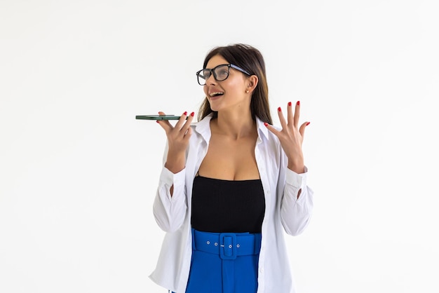 Foto grátis mulher jovem fala no celular isolado no fundo branco