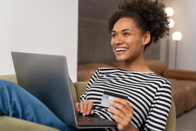 Foto grátis mulher jovem fazendo compras online