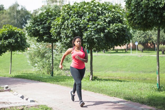 Foto grátis mulher jovem, fazendo, exercício, parque