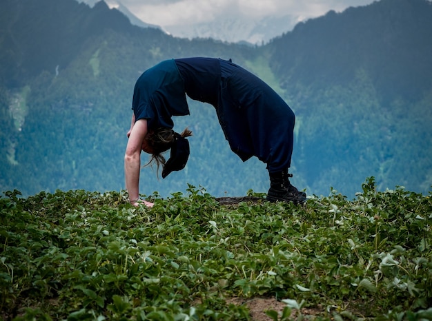 Mulher jovem fazendo exercícios de ioga em um ambiente natural