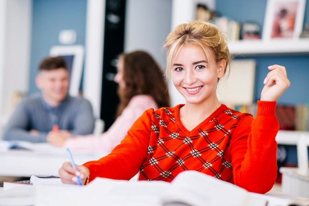 Mulher jovem, fazendo notas, em, estudo, sala