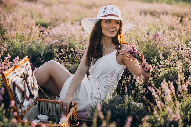 Mulher jovem fazendo piquenique em um campo de lavanda