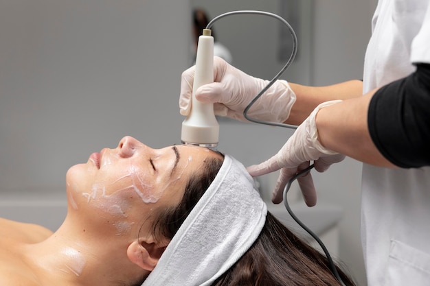 Mulher jovem fazendo tratamento facial