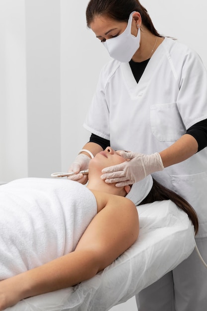 Foto grátis mulher jovem fazendo tratamento para a pele