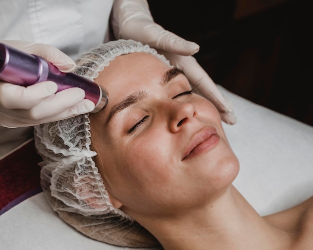 Mulher jovem fazendo um tratamento cosmético no spa