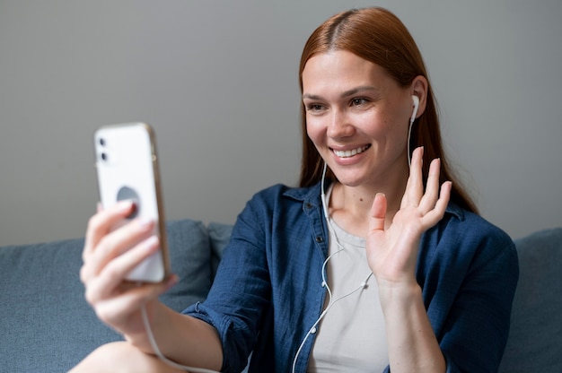 Mulher jovem fazendo uma videochamada em família