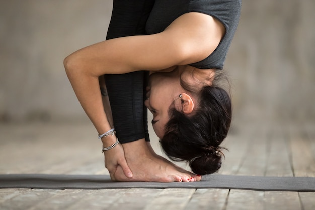 Foto grátis mulher jovem, fazendo, uttanasana, exercício, cima