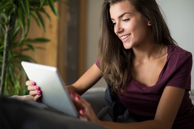 Foto grátis mulher jovem feliz com tablet digital