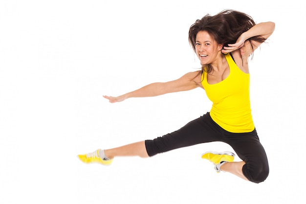 Mulher jovem feliz em saltos de desgaste de fitness