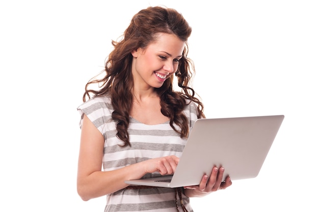 Mulher jovem feliz usando laptop