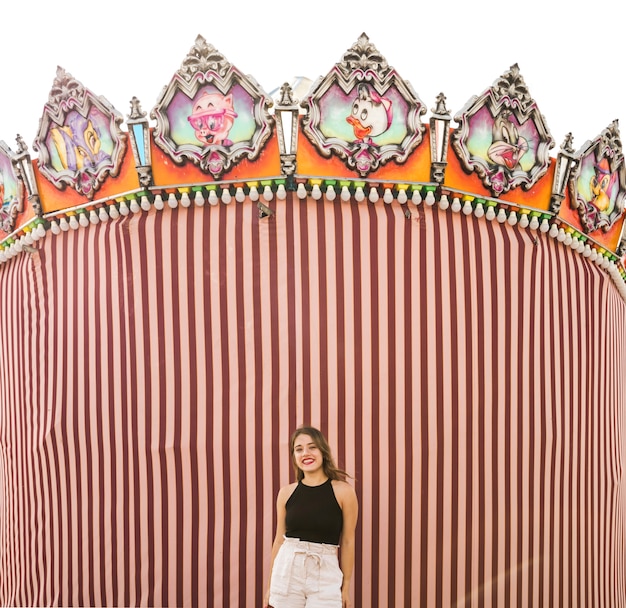 Foto grátis mulher jovem, ficar, frente, barraca, em, parque divertimento