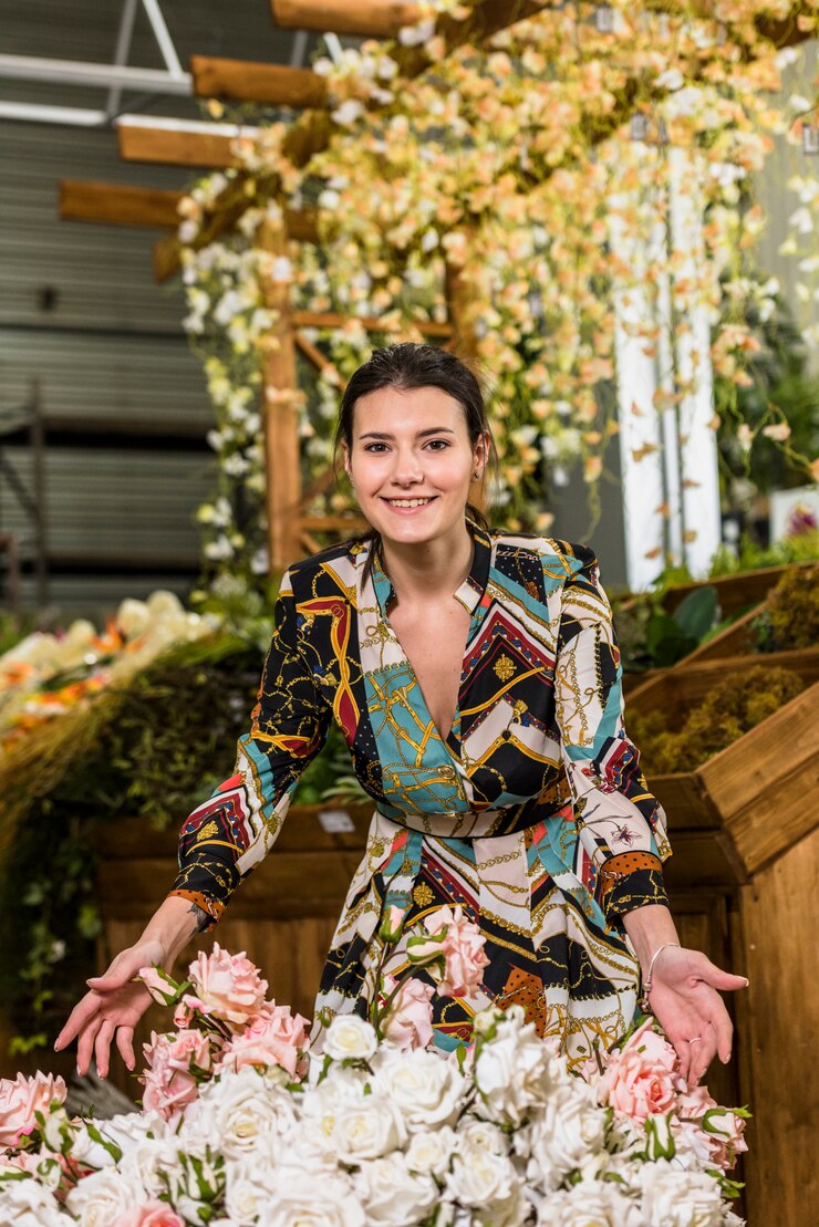 Foto grátis mulher jovem, ficar, perto, rosa, flores