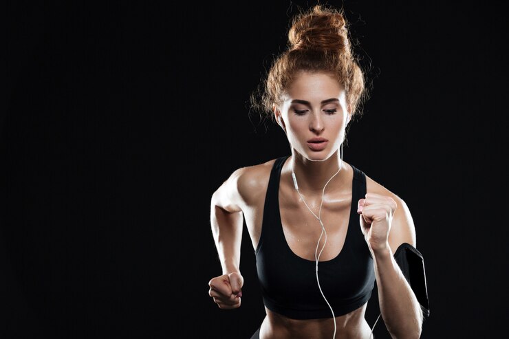 Foto grátis mulher jovem fitness correndo