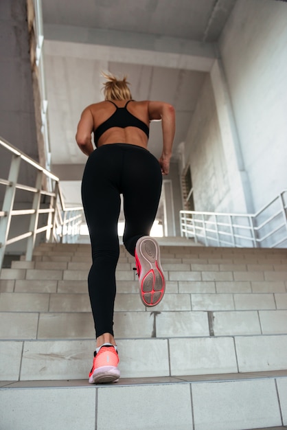 Mulher jovem forte esportes correndo