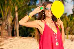 Foto grátis mulher jovem hippie jogando pingue-pongue na praia tropical, férias de verão.