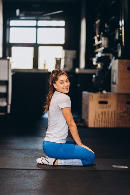 Foto grátis mulher jovem ioga ajoelhada no chão.