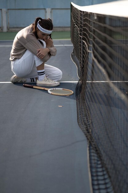 Mulher jovem, jogando tênis
