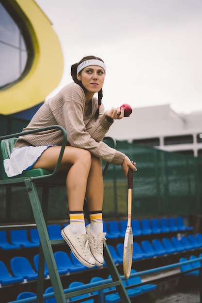 Mulher jovem, jogando tênis