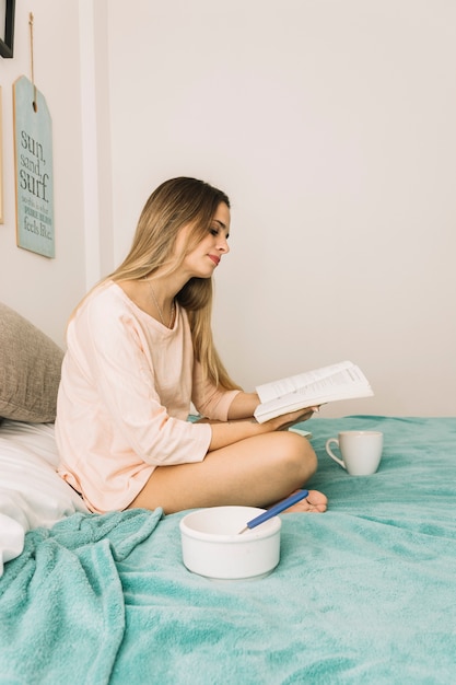 Foto grátis mulher jovem, leitura, durante, café manhã cama