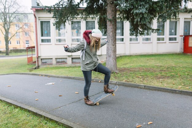 Foto grátis mulher jovem, ligado, skateboard, ligado, caminho