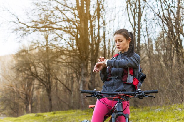 Mulher jovem, ligado, um, excursão, com, dela, bicicleta