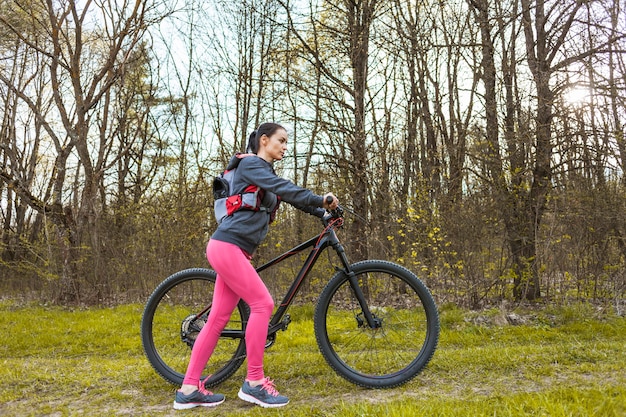 Mulher jovem, ligado, um, excursão, com, dela, bicicleta