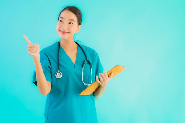 mulher jovem médico asiático com placa de papel vazia